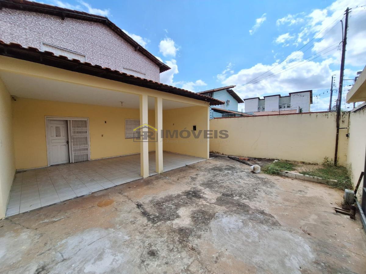 Casa à venda com 6 quartos, 300m² - Foto 1